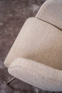 Beige eetkamerstoel met armleuning Bowie detail van Room108