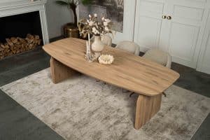 De Deens ovale eettafel Montpellier met ovale houten poot van Room108.