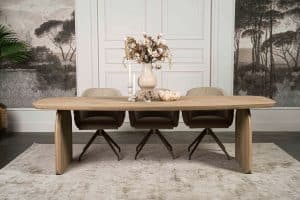 De Deens ovale eettafel Montpellier met ovale houten poot van Room108
