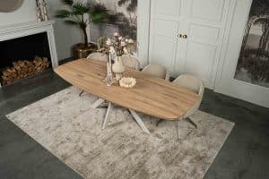 De Deens ovale eettafel Montpellier met een witte/crème Spinpoot van Room108.