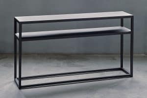 De Heavy Metal Sidetable 140 van Room108 is een aanwinst voor je interieur. Decoreer hem met een plant of een grote vaas met (kunst)bloemen.