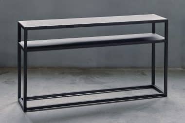 De Heavy Metal Sidetable 140 van Room108 is een aanwinst voor je interieur. Decoreer hem met een plant of een grote vaas met (kunst)bloemen.