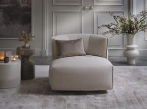 Beige fauteuil met opstaande stiknaad in natural interieur