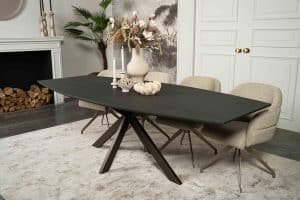 De half ovale eettafel Nice met een a-symmetrische Spinpoot van Room108