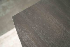 De half ovale eettafel Nice met een a-symmetrische Spinpoot van Room108