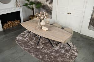 De half ovale eettafel Nice met een taps toelopende spinpoot van Room108