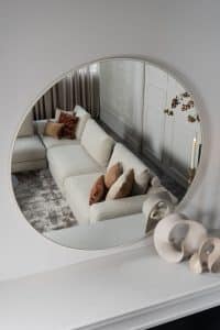 Beiges Sofa mit verschiedenen Elementen und ansprechendem rot/pinkem Innendesign.