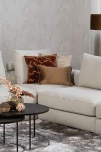Beiges Sofa mit verschiedenen Elementen und ansprechendem rot/pinkem Innendesign.