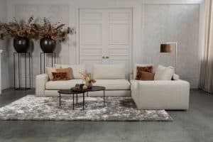 Beiges Sofa mit verschiedenen Elementen und ansprechendem rot/pinkem Innendesign.