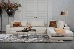 Beiges Sofa mit verschiedenen Elementen und ansprechendem rot/pinkem Innendesign.