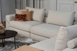 Beiges Sofa mit verschiedenen Elementen und ansprechendem rot/pinkem Innendesign.