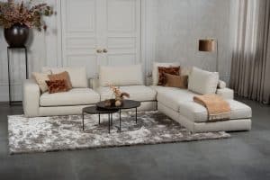 Beiges Sofa mit verschiedenen Elementen und ansprechendem rot/pinkem Innendesign.