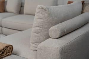 Beiges Sofa mit verschiedenen Elementen und ansprechendem rot/pinkem Innendesign.