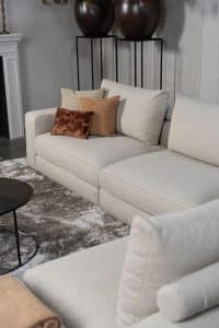 Beiges Sofa mit verschiedenen Elementen und ansprechendem rot/pinkem Innendesign.