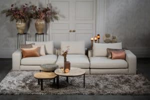 Das Eva Modulsofa mit weichen Kissen in hellbeigem Stoff von Room108