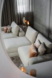 Das Eva Modulsofa mit weichen Kissen in hellbeigem Stoff von Room108