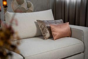 Das Eva Modulsofa mit weichen Kissen in hellbeigem Stoff von Room108