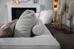 Das Eva Modulsofa mit weichen Kissen in hellbeigem Stoff von Room108