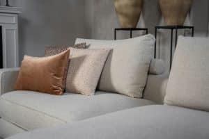 Das Eva Modulsofa mit weichen Kissen in hellbeigem Stoff von Room108