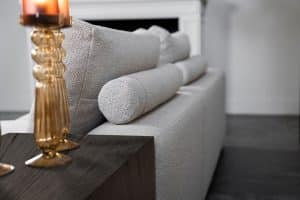 Das Eva Modulsofa mit weichen Kissen in hellbeigem Stoff von Room108