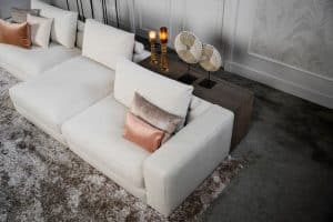 Das Eva Modulsofa mit weichen Kissen in hellbeigem Stoff von Room108