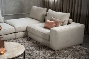 Das Eva Modulsofa mit weichen Kissen in hellbeigem Stoff von Room108