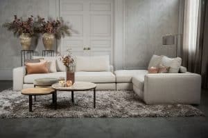 Das Eva Modulsofa mit weichen Kissen in hellbeigem Stoff von Room108