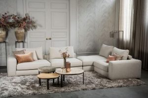 Das Eva Modulsofa mit weichen Kissen in hellbeigem Stoff von Room108