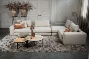 Das Eva Modulsofa mit weichen Kissen in hellbeigem Stoff von Room108