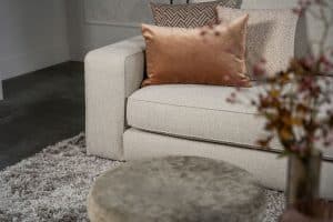 Das Eva Modulsofa mit weichen Kissen in hellbeigem Stoff von Room108