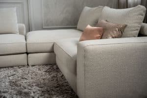 Das Eva Modulsofa mit weichen Kissen in hellbeigem Stoff von Room108