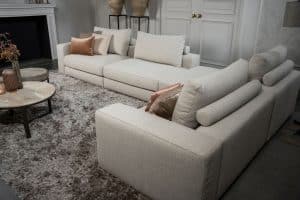 Das Eva Modulsofa mit weichen Kissen in hellbeigem Stoff von Room108
