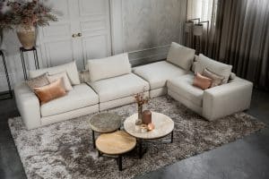 Das Eva Modulsofa mit weichen Kissen in hellbeigem Stoff von Room108