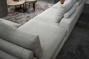 Das Eva Modulsofa mit weichen Kissen in hellbeigem Stoff von Room108