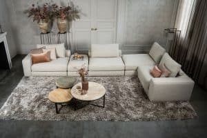 Das Eva Modulsofa mit weichen Kissen in hellbeigem Stoff von Room108