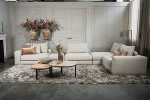 Das Eva Modulsofa mit weichen Kissen in hellbeigem Stoff von Room108