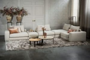 Das Eva Modulsofa mit weichen Kissen in hellbeigem Stoff von Room108