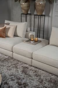 Das Eva Modulsofa mit weichen Kissen in hellbeigem Stoff von Room108