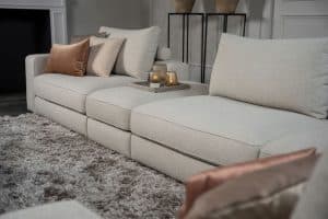 Das Eva Modulsofa mit weichen Kissen in hellbeigem Stoff von Room108