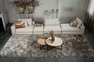 Das Eva Modulsofa mit weichen Kissen in hellbeigem Stoff von Room108