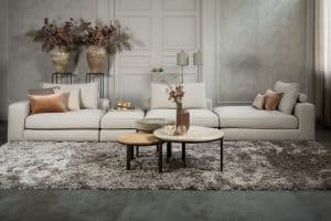 Das Eva Modulsofa mit weichen Kissen in hellbeigem Stoff von Room108
