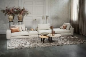 Das Eva Modulsofa mit weichen Kissen in hellbeigem Stoff von Room108