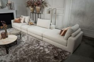 Das Eva Modulsofa mit weichen Kissen in hellbeigem Stoff von Room108