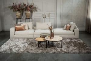 Das Eva Modulsofa mit weichen Kissen in hellbeigem Stoff von Room108