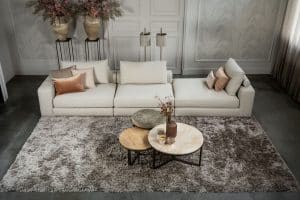 Das Eva Modulsofa mit weichen Kissen in hellbeigem Stoff von Room108