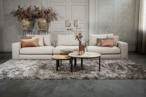 Das Eva Modulsofa mit weichen Kissen in hellbeigem Stoff von Room108