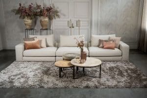 Das Eva Modulsofa mit weichen Kissen in hellbeigem Stoff von Room108