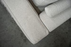 Das Eva Modulsofa mit weichen Kissen in hellbeigem Stoff von Room108