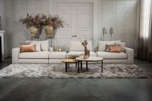 Das Eva Modulsofa mit weichen Kissen in hellbeigem Stoff von Room108