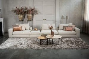 Das Eva Modulsofa mit weichen Kissen in hellbeigem Stoff von Room108